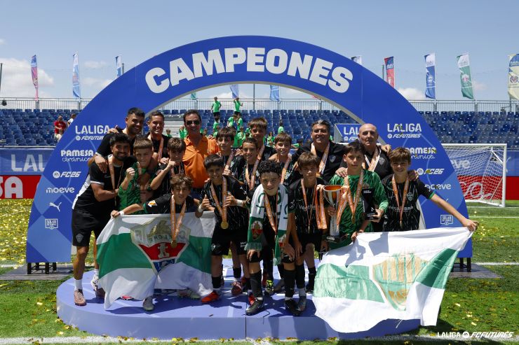 Óscar Morales, técnico del alevín del Elche campeón de la Liga Futures: "Aún se me saltan las lágrimas" Óscar Morales, técnico del alevín del Elche campeón de la Liga Futures: "Aún se me saltan las lágrimas"