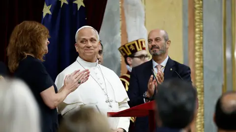 El papa León XIV es ovacionado tras el esperado e histórico discurso que el Sumo Pontífice ha pronunciado en el Congreso de los Diputados, este lunes, tercera jornada de su visita a España. El papa León XIV es ovacionado tras el esperado e histórico discurso que el Sumo Pontífice ha pronunciado en el Congreso de los Diputados, este lunes, tercera jornada de su visita a España. EFE/Chema Moya