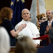 El papa León XIV es ovacionado tras el esperado e histórico discurso que el Sumo Pontífice ha pronunciado en el Congreso de los Diputados, este lunes, tercera jornada de su visita a España. EFE/Chema Moya