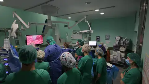 El Hospital General de Elche ha realizado una técnica pionera en la Comunitat Valenciana para tratar hernias paraestomales complejas. El Hospital General de Elche ha realizado una técnica pionera en la Comunitat Valenciana para tratar hernias paraestomales complejas.