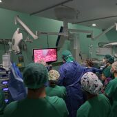 El Hospital General de Elche ha realizado una técnica pionera en la Comunitat Valenciana para tratar hernias paraestomales complejas.
