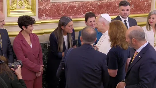 Qué le ha pedido Míriam Nogueras al papa León XIV al agarrarle de la mano "His holiness, like Gaudí, I am catalan" Qué le ha pedido Míriam Nogueras al papa León XIV al agarrarle de la mano "His holiness, like Gaudí, I am catalan"