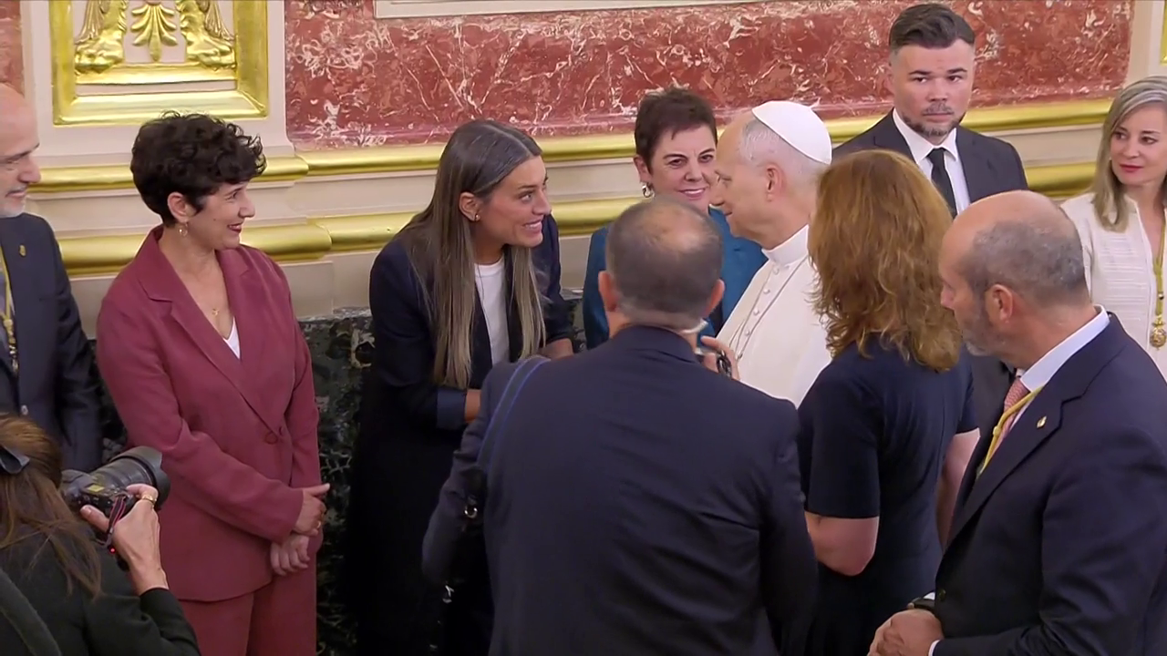 El papa León XIV es ovacionado tras el esperado e histórico discurso que el Sumo Pontífice ha pronunciado en el Congreso de los Diputados, este lunes, tercera jornada de su visita a España. El papa León XIV es ovacionado tras el esperado e histórico discurso que el Sumo Pontífice ha pronunciado en el Congreso de los Diputados, este lunes, tercera jornada de su visita a España.