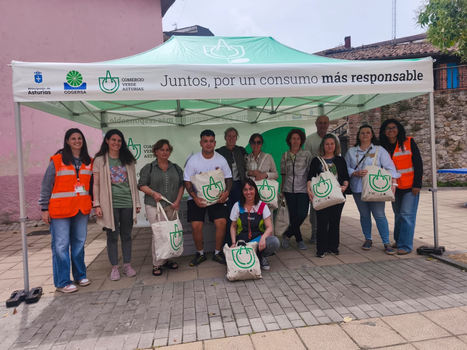 Ocho comercios de Arriondas reciben el reconocimiento del Programa Comercio Verde y Circular de Asturias Ocho comercios de Arriondas reciben el reconocimiento del Programa Comercio Verde y Circular de Asturias