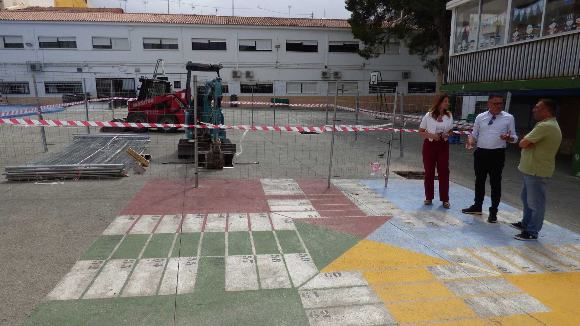 Dos nuevas zonas de sombra en el colegio Bautista Lledó de Benidorm Dos nuevas zonas de sombra en el colegio Bautista Lledó de Benidorm