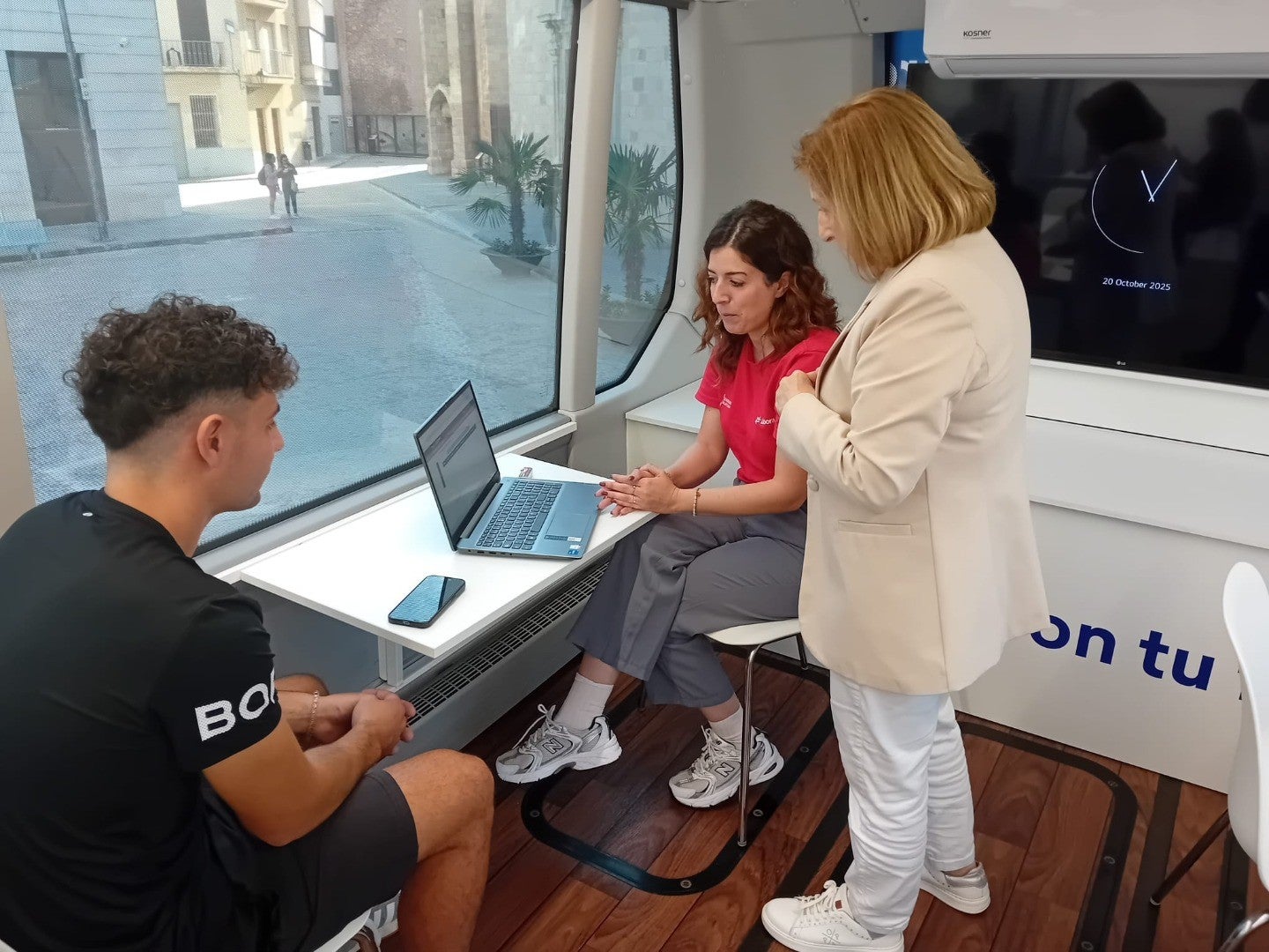 El Bus LABORA atiende a 46 personas en Burriana con orientación personalizada sobre empleo y formación El Bus LABORA atiende a 46 personas en Burriana con orientación personalizada sobre empleo y formación