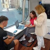El Bus LABORA atiende a 46 personas en Burriana con orientación personalizada sobre empleo y formación.