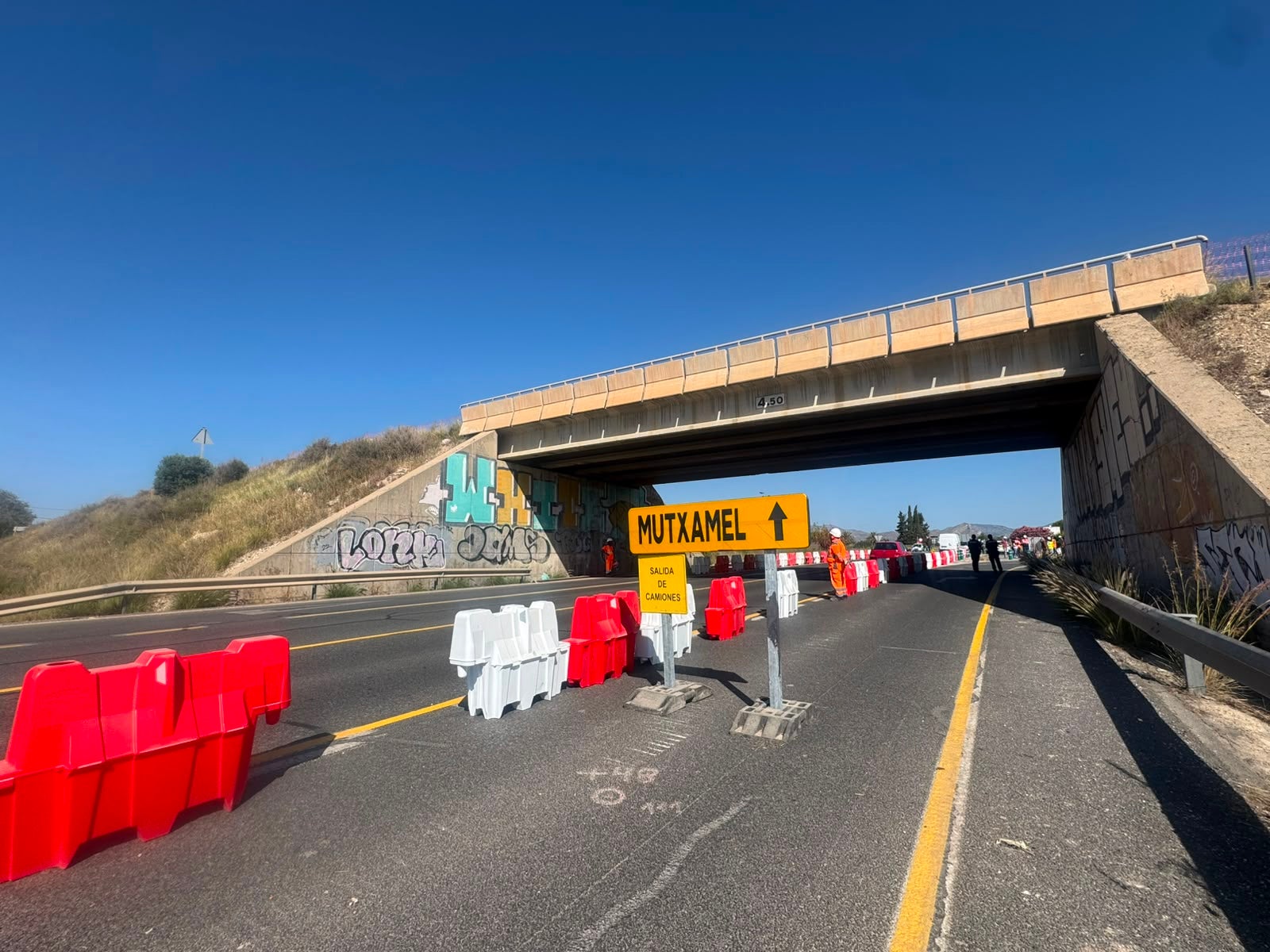 El puente de la CV-800 en Mutxamel dará paso a una rotonda para mejorar la seguridad en este acceso El puente de la CV-800 en Mutxamel dará paso a una rotonda para mejorar la seguridad en este acceso