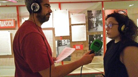 El Gerard Sanz i l'Ana Maria Iglesia durant l'entrevista a l'exposici&oacute;