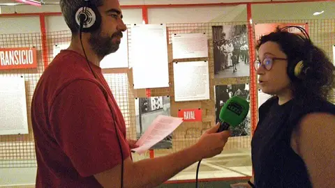 El Gerard Sanz i l'Ana Maria Iglesia durant l'entrevista a l'exposició El Gerard Sanz i l'Ana Maria Iglesia durant l'entrevista a l'exposició