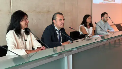 El Conseller de Educación y Universidades, Antoni Vera, en una reunión con psicólogos educativos. El Conseller de Educación y Universidades, Antoni Vera, en una reunión con psicólogos educativos.