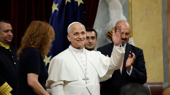 El papa Le&oacute;n XIV es ovacionado tras el esperado e hist&oacute;rico discurso que el Sumo Pont&iacute;fice ha pronunciado en el Congreso de los Diputados, este lunes, tercera jornada de su visita a Espa&ntilde;a. EFE/Chema Moya