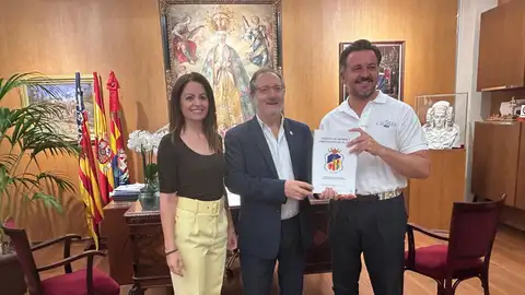 Inma Mora, Julián Fernández y Pablo Ruz en Alcaldía. Inma Mora, Julián Fernández y Pablo Ruz en Alcaldía.