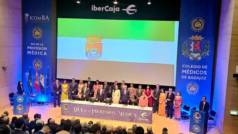 La Confederación Española de Sindicatos Médicos recibe la Medalla de Oro del Colegio de Médicos de Badajoz La Confederación Española de Sindicatos Médicos recibe la Medalla de Oro del Colegio de Médicos de Badajoz