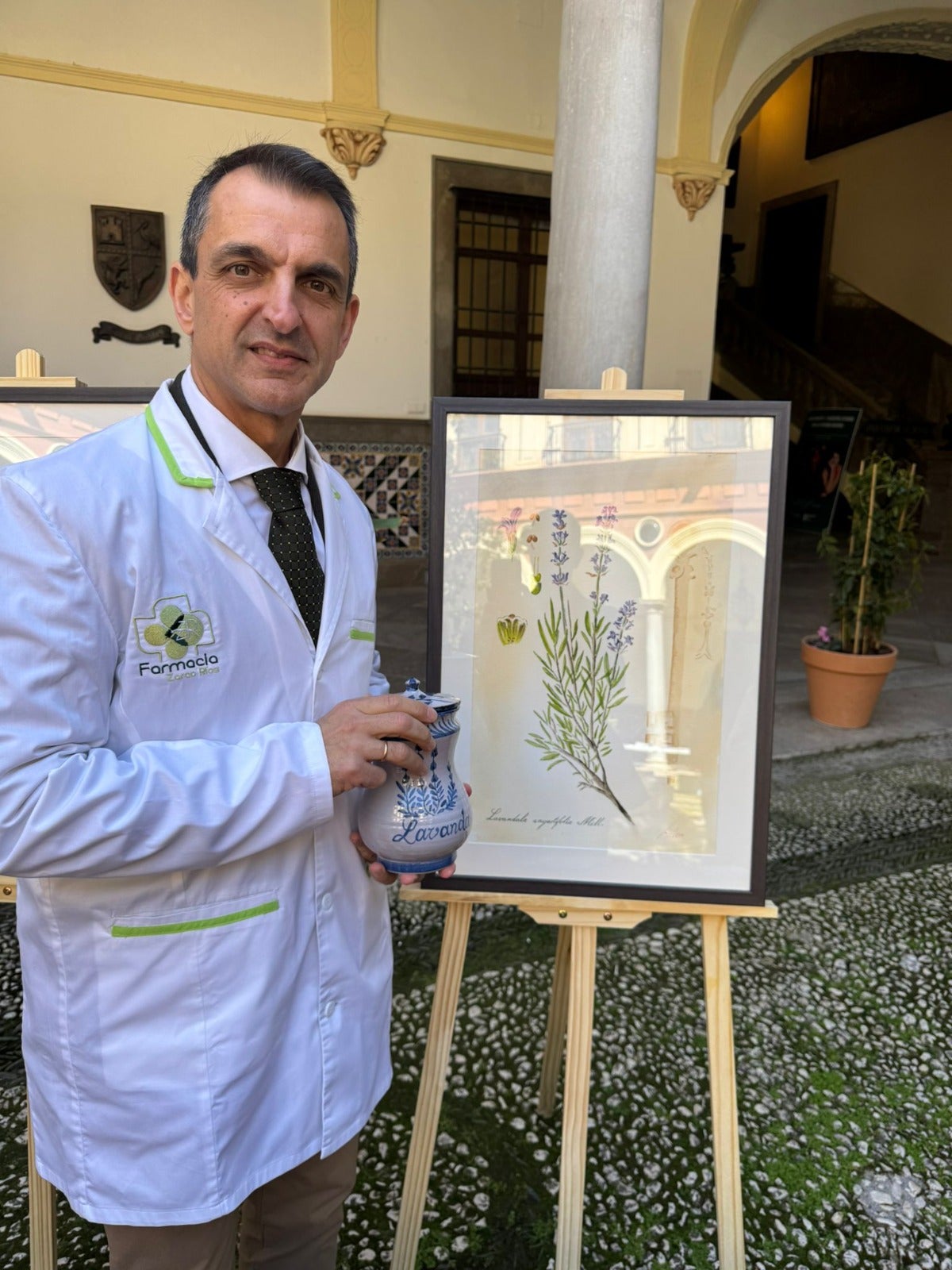 ‘Entre cármenes y albarelos’: el proyecto que ha repartido 40.000 láminas sobre plantas medicinales y conquista a los granadinos ‘Entre cármenes y albarelos’: el proyecto que ha repartido 40.000 láminas sobre plantas medicinales y conquista a los granadinos