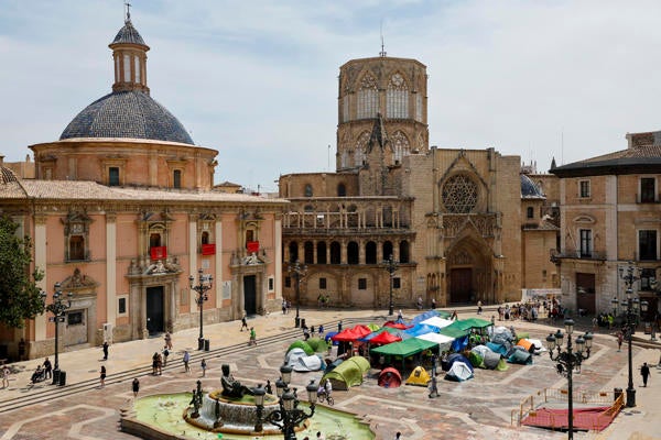 La acampada educativa vuelve al centro de la plaza de la Virgen de València tras el Corpus La acampada educativa vuelve al centro de la plaza de la Virgen de València tras el Corpus