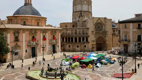La acampada educativa vuelve al centro de la plaza de la Virgen de València tras el Corpus La acampada educativa vuelve al centro de la plaza de la Virgen de València tras el Corpus