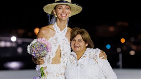 Toñi Riera de Ibimoda junto a una de las modelos que vistieron su colección Toñi Riera de Ibimoda junto a una de las modelos que vistieron su colección