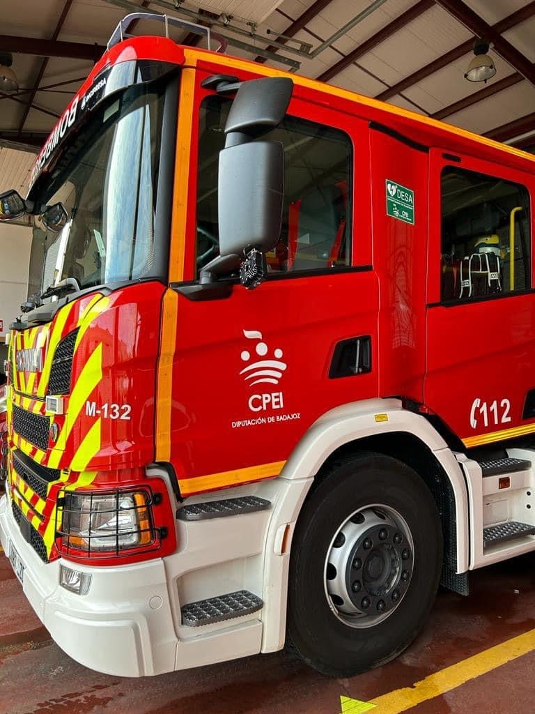 Un incendio en Badajoz deja tres contenedores calcinados y un vehículo afectado Un incendio en Badajoz deja tres contenedores calcinados y un vehículo afectado