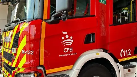 Un incendio en Badajoz deja tres contenedores calcinados y un vehículo afectado Un incendio en Badajoz deja tres contenedores calcinados y un vehículo afectado