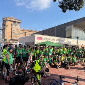 Unos 150 docentes recorren en bicicleta Castelló y Vila-real en la quinta semana de huelga