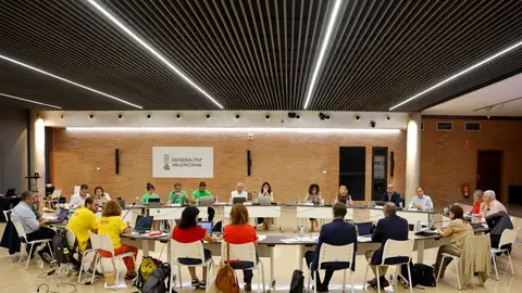 Vista general de la undécima reunión de la mesa negociadora entre la Conselleria de Educación y los cinco sindicatos de docentes. Vista general de la undécima reunión de la mesa negociadora entre la Conselleria de Educación y los cinco sindicatos de docentes.