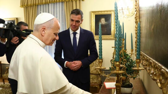 El papa Le&oacute;n XIV y Pedro S&aacute;nchez se han reunido en la sede de la Nunciatura Apost&oacute;lica en Madrid durante su visita a Espa&ntilde;a