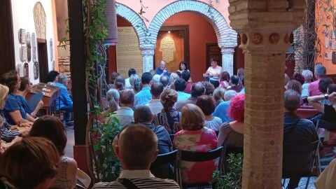 Virginia Luque, en la presentaci&oacute;n de su libre