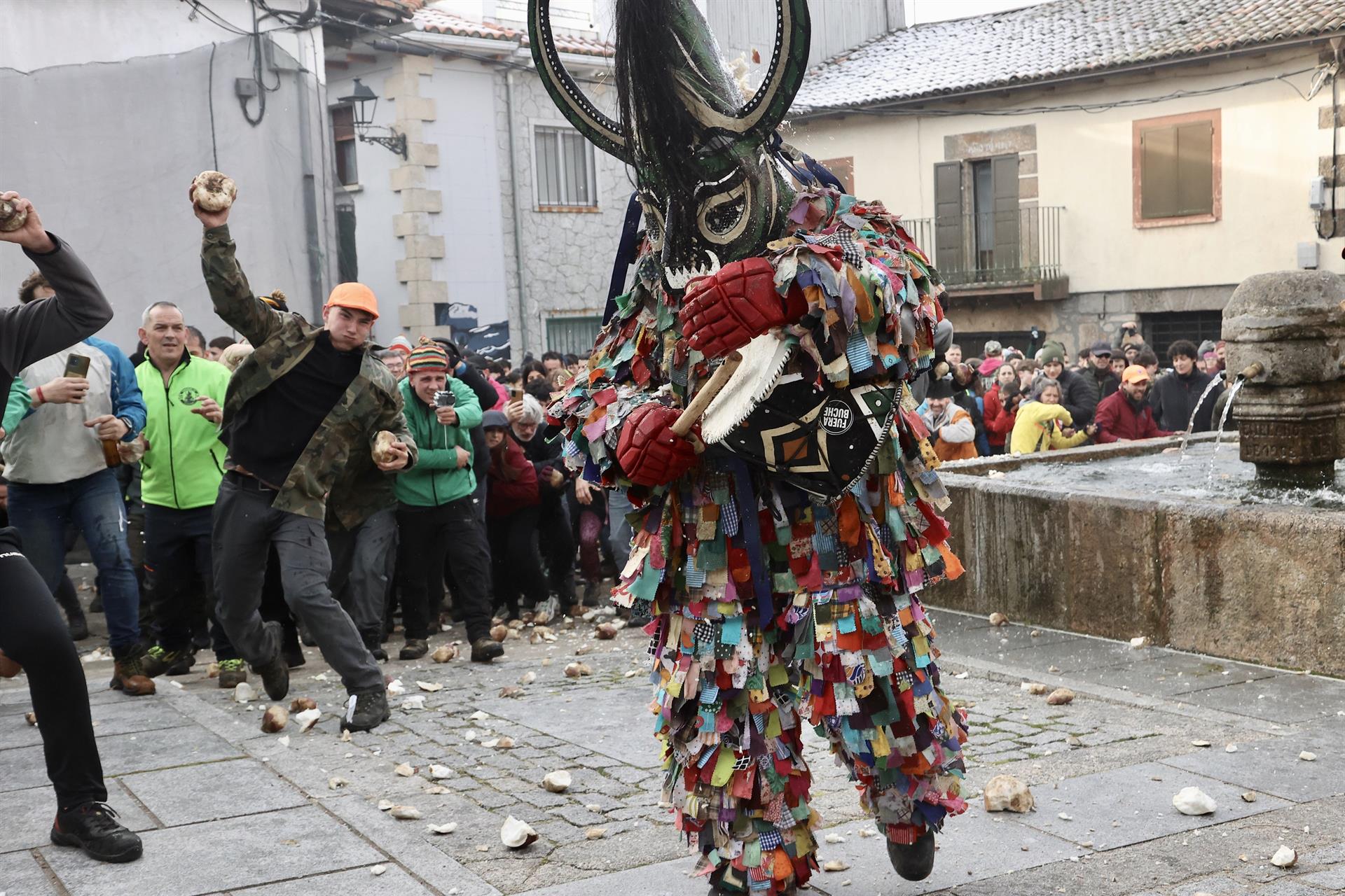 Un ensayo sitúa al Jarramplas de Piornal como una de las tradiciones rituales más antiguas de Europa Un ensayo sitúa al Jarramplas de Piornal como una de las tradiciones rituales más antiguas de Europa