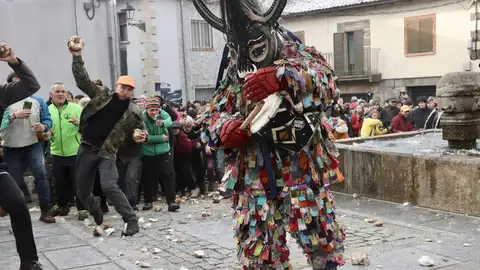 Un ensayo sitúa al Jarramplas de Piornal como una de las tradiciones rituales más antiguas de Europa Un ensayo sitúa al Jarramplas de Piornal como una de las tradiciones rituales más antiguas de Europa