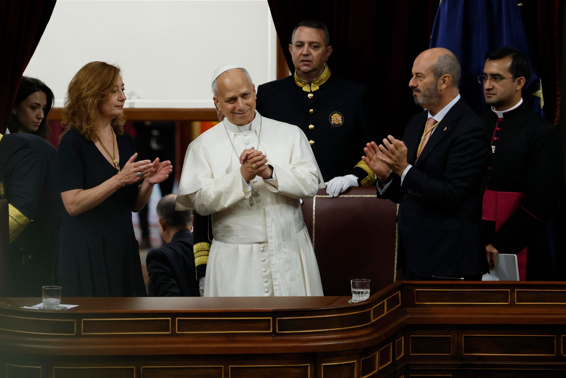 El papa León XIV, acompañado por la presidenta del Congreso, Francina Armengol (i), y el presidente del Senado, Pedro Rollán (d), es ovacionado tras el esperado e histórico discurso. El papa León XIV, acompañado por la presidenta del Congreso, Francina Armengol (i), y el presidente del Senado, Pedro Rollán (d), es ovacionado tras el esperado e histórico discurso.