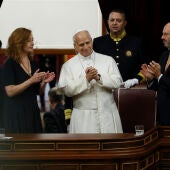 El papa León XIV, acompañado por la presidenta del Congreso, Francina Armengol (i), y el presidente del Senado, Pedro Rollán (d), es ovacionado tras el esperado e histórico discurso.