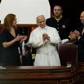 El papa León XIV, acompañado por la presidenta del Congreso, Francina Armengol (i), y el presidente del Senado, Pedro Rollán (d), es ovacionado tras el esperado e histórico discurso. El papa León XIV, acompañado por la presidenta del Congreso, Francina Armengol (i), y el presidente del Senado, Pedro Rollán (d), es ovacionado tras el esperado e histórico discurso.