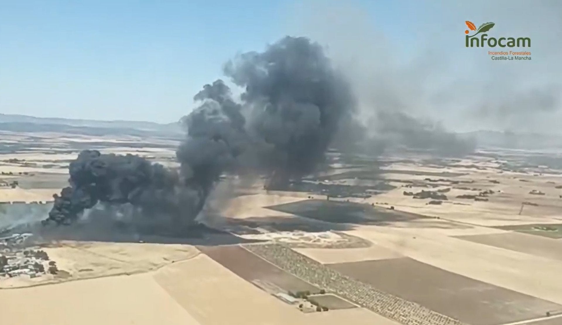 Un incendio en una zona de pastos acaba afectando a un punto limpio de RSU en Ciudad Real Un incendio en una zona de pastos acaba afectando a un punto limpio de RSU en Ciudad Real