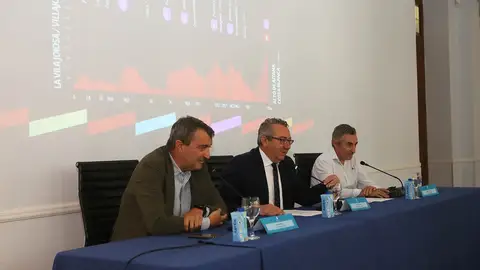 Toni Pérez, acompañado de Fernando Escartín y Javier Guillén Toni Pérez, acompañado de Fernando Escartín y Javier Guillén