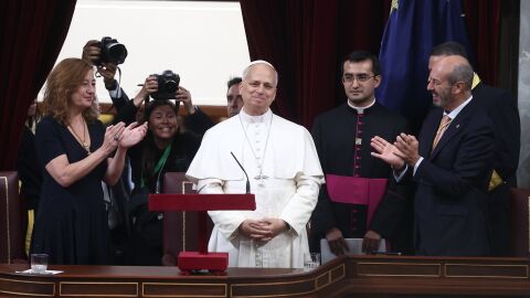 El Papa Le&oacute;n XIV recibe un aplauso durante su visita al Congreso de los Diputados