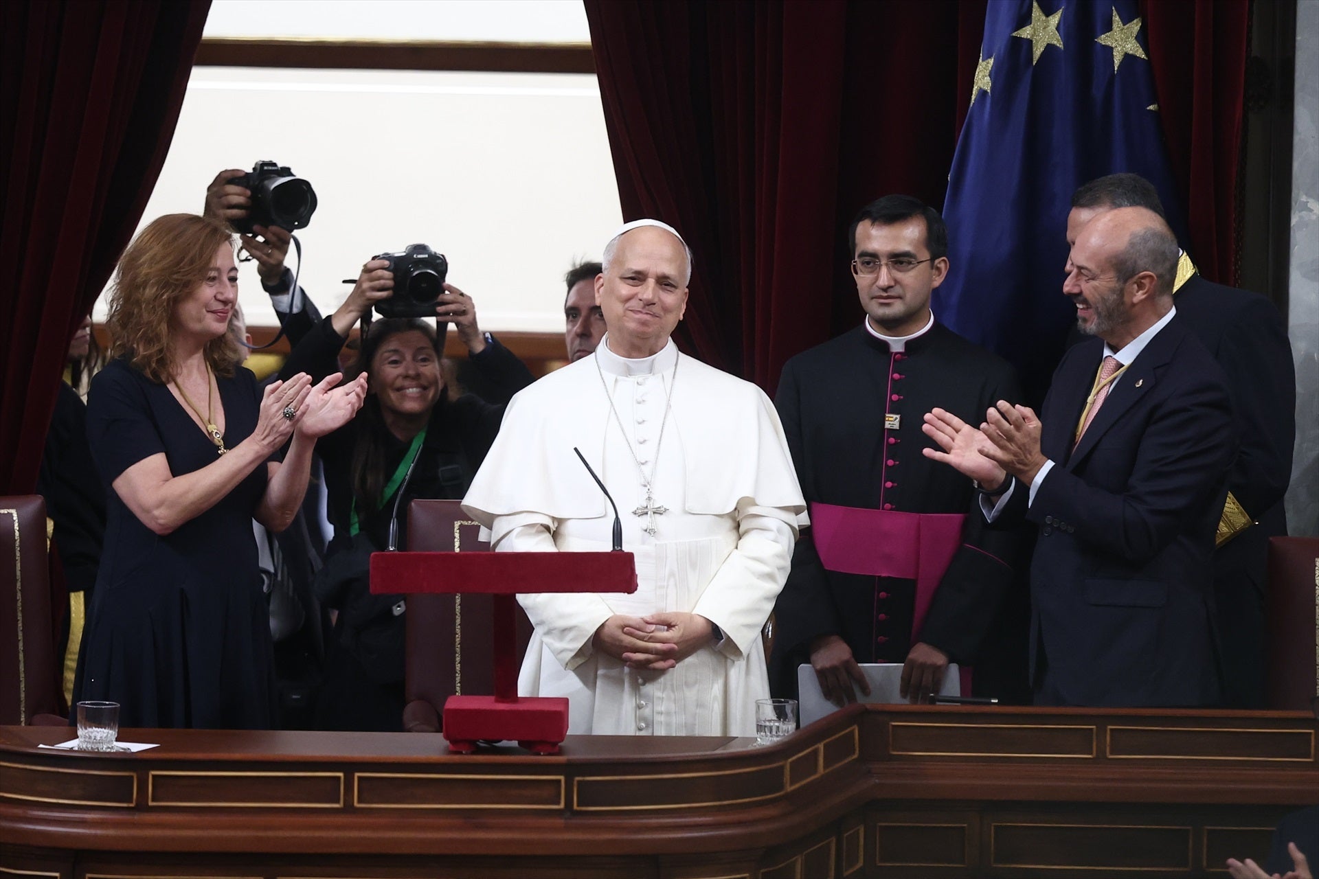 El Papa León XIV recibe un aplauso durante su visita al Congreso de los Diputados El Papa León XIV recibe un aplauso durante su visita al Congreso de los Diputados