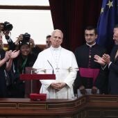 El Papa León XIV recibe un aplauso durante su visita al Congreso de los Diputados