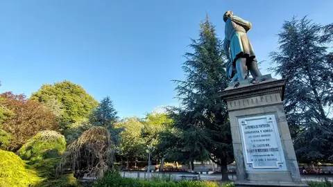 El gobierno local de Santiago defiende la limpieza de los parques y jardines mientras la oposición lamenta que la Alameda "esté prácticamente a monte" El gobierno local de Santiago defiende la limpieza de los parques y jardines mientras la oposición lamenta que la Alameda "esté prácticamente a monte"