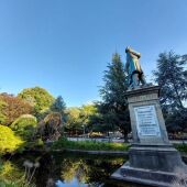 El gobierno local de Santiago defiende la limpieza de los parques y jardines mientras la oposición lamenta que la Alameda "esté prácticamente a monte" 