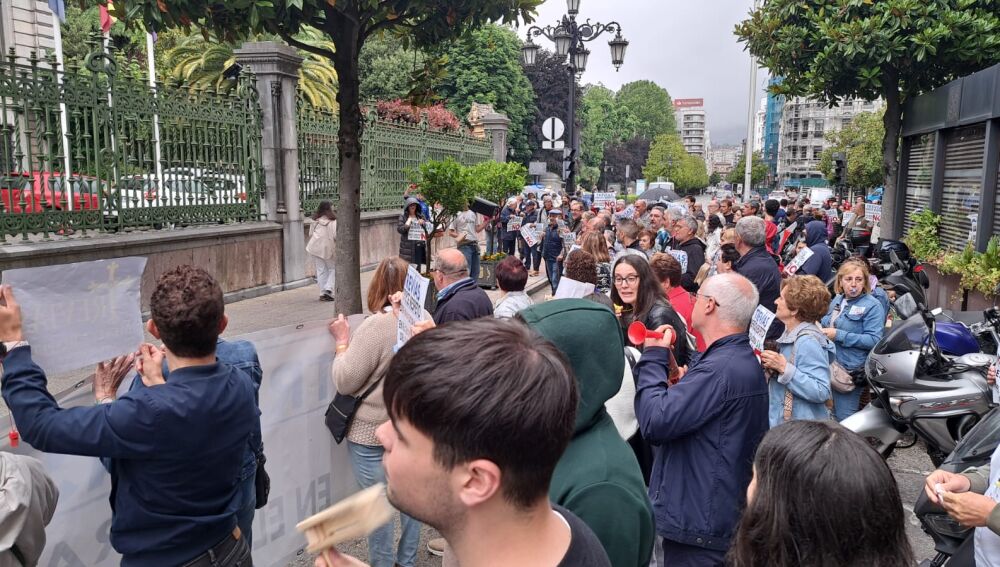 Unos 200 vecinos de Trevias muestran su malestar delante de la Junta General.