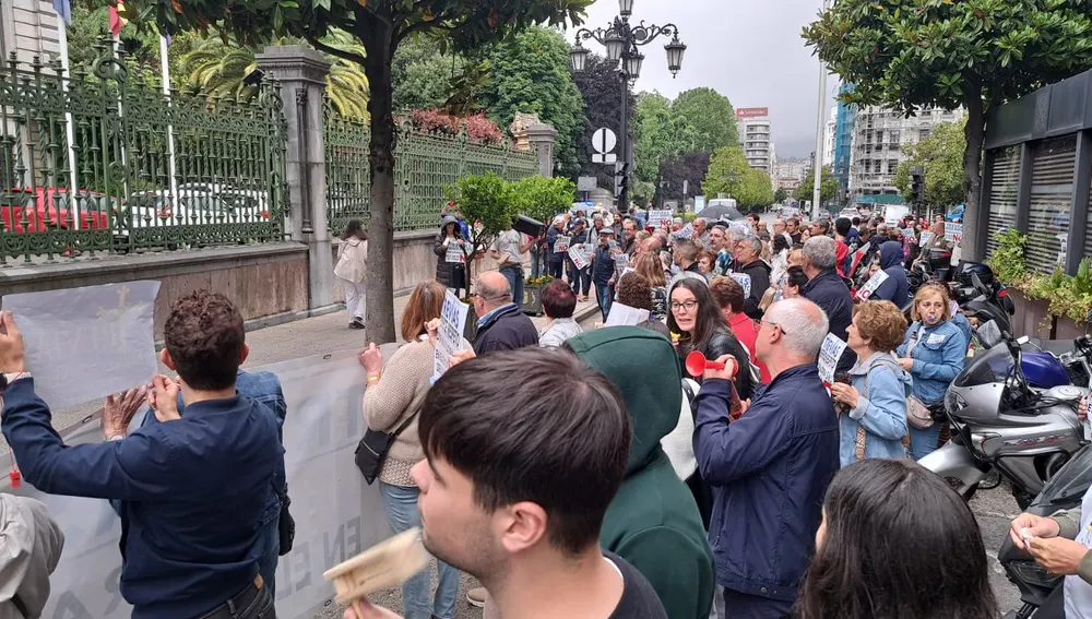 Unos 200 vecinos de Trevias muestran su malestar delante de la Junta General. Unos 200 vecinos de Trevias muestran su malestar delante de la Junta General.