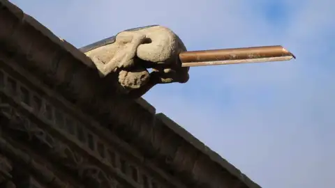 El arquitecto de la restauración del Hostal de los Reyes Católicos defiende los tubos en las gárgolas: "Es la solución más eficaz" El arquitecto de la restauración del Hostal de los Reyes Católicos defiende los tubos en las gárgolas: "Es la solución más eficaz"