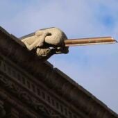 El arquitecto de la restauración del Hostal de los Reyes Católicos defiende los tubos en las gárgolas: "Es la solución más eficaz"