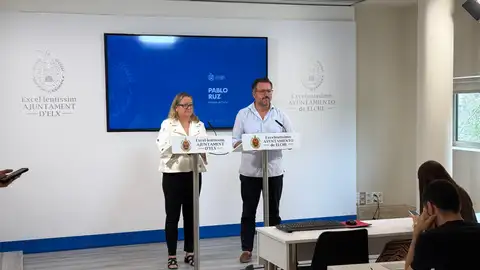 María José Toledo, gerente de Aigües d'Elx, y Pablo Ruz, alcalde de Elche. María José Toledo, gerente de Aigües d'Elx, y Pablo Ruz, alcalde de Elche.