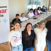 Laura Moreno (izquierda) junto a otros miembros de Sumar