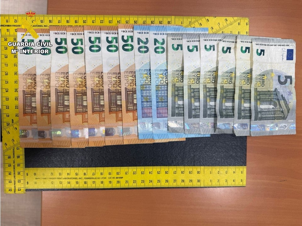 La Guardia Civil detiene en Villena a tres personas acusadas de robar dinero a personas que distraían cuando salían del banco La Guardia Civil detiene en Villena a tres personas acusadas de robar dinero a personas que distraían cuando salían del banco