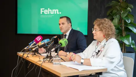 El presidente de la FEHM, Javier Vich, a la izquierda, junto a la gerente de la patronal hotelera de Mallorca, María José Aguiló, a la derecha La FEHM, sobre la manifestación contra la saturación: "Se utiliza el turismo como un saco de boxeo"