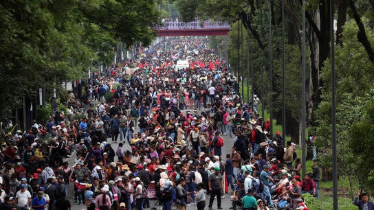 Cientos de docentes se manifiestan en la Ciudad de M&eacute;xico