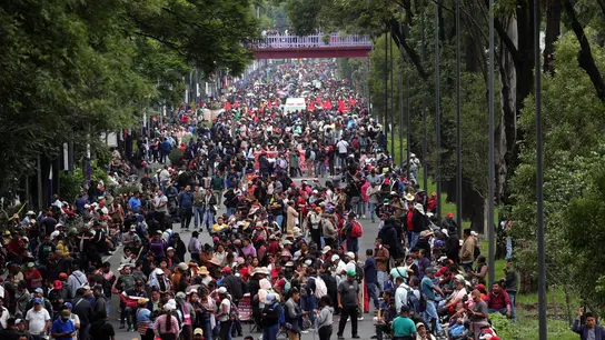 Cientos de docentes se manifiestan en la Ciudad de México Cientos de docentes se manifiestan en la Ciudad de México